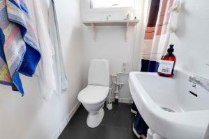 Bilik mandi di Bright Holiday Home Close To The Sea