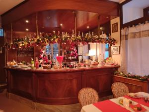 Un bar en un restaurante con decoraciones navideñas. en Bed & Breakfast Tiffany, en Domodossola