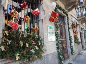 un árbol de Navidad en el costado de un edificio en Bed & Breakfast Tiffany, en Domodossola 82 fotos más