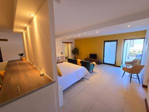 ein großes Hotelzimmer mit Bett und Schreibtisch in der Unterkunft Die Regte Rede in Kapstadt