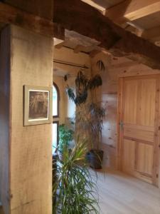 Zimmer mit einer Holzwand und einer Tür in der Unterkunft GOIKO ETXE Refugio Rural in Urdiáin + 11 Fotos