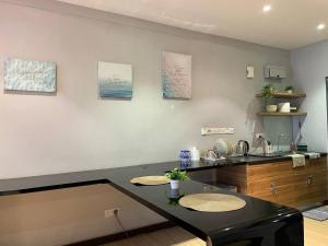 丹绒亚路Hustle Studio free wifi,Netfilx, 5m to Tanjung Aru的带台面和水槽的厨房
