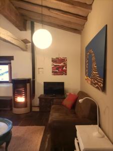 ein Wohnzimmer mit Couch und Kamin in der Unterkunft GOIKO ETXE Refugio Rural in Urdiáin