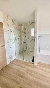 Villa Cacharelle Vue Mer Piscine的一间浴室