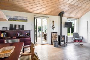 Posezení v ubytování Cozy Summer House In The Heart Of North Zealand