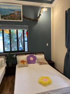 a bedroom with a bed with two stuffed animals on it at Homestay Ngô Khánh 1 in Cù Lao Chàm
