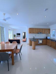 a kitchen and living room with a table and chairs at Spas Villas La Villa in Victoria