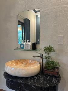 a bathroom with a sink and a mirror at Homestay Ngô Khánh 1 in Cù Lao Chàm