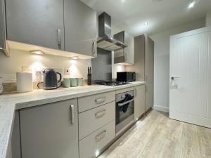 O bucătărie sau chicinetă la Stylish 2 Bedroom Home Near Lake with Free Parking & Garden