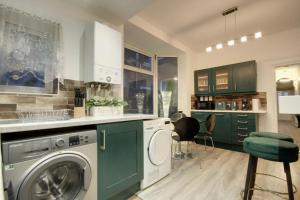 a kitchen with a washer and dryer in a room at Holiday Home in Central Southsea in Portsmouth