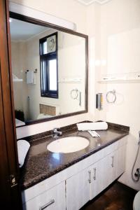 Bilik mandi di Fortune Home Service Apartment 3Bhk,J-171 Saket +41 gambar