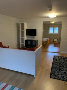 TV a/nebo společenská místnost v ubytování Gårdshus 1