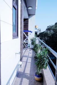 Balkoni atau teres di Fortune Home Service Apartment 3Bhk,J-171 Saket