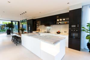 Kuchyň nebo kuchyňský kout v ubytování Dasi Villa Luxury 5 Bedroom Private Villa