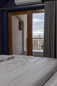 Postel nebo postele na pokoji v ubytování Artist House + 18 fotografií