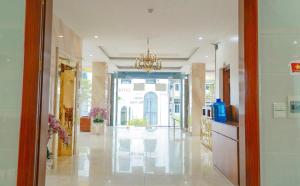 a hallway of a building with a chandelier at Ngan Ha Hotel Tam Dao Panorama View in Tam Ðảo