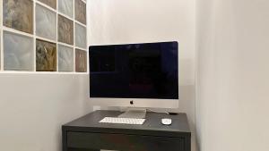 TV a/nebo společenská místnost v ubytování LiI的公寓离海1分钟 Ps5 macPC sony电视 舒适大床记忆床垫 游戏影视休闲公寓 酒店用品 + 5 fotografií