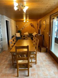 Posedenie v ubytovaní Chalet- Capacité 8/10 pers au cœur de la station
