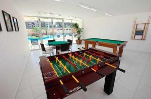 Habitación con 2 mesas de ping pong y piscina en Palm Beach Apartamento 205, en Aquiraz
