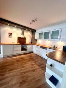 Kuchyň nebo kuchyňský kout v ubytování Sehr schönes und möbliertes Apartment + 5 fotografií