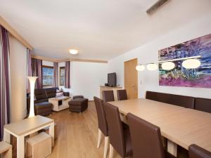 Televisyen dan/atau pusat hiburan di Chalet in Pinzgau near Wildkogel Arena
