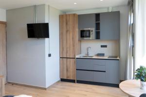 Η κουζίνα ή μικρή κουζίνα στο Monturiol Apartaments +8 φωτογραφίες