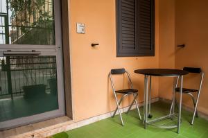 una mesa y dos sillas frente a un edificio en Casa Bellavista, en Noto