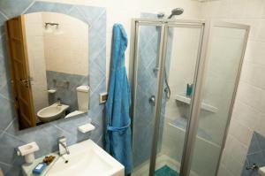 een badkamer met douche, wastafel en toilet bij Casa Bellavista in Noto