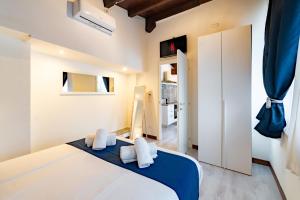 a bedroom with a blue and white bed in a room at Sweet Dreams in Peschiera del Garda