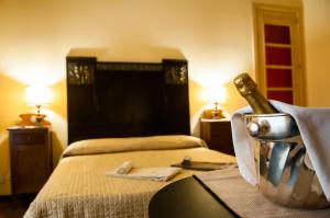 een hotelkamer met een fles champagne in een emmer bij Casa Bellavista in Noto