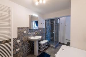 a bathroom with a sink and a shower and a mirror at Sweet Dreams in Peschiera del Garda