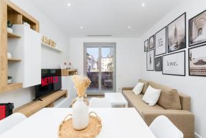 a living room with a couch and a table at Appartamento moderno e accogliente a pochi minuti dal centro città - Free Parking in Turin