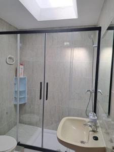 a bathroom with a shower and a sink at Dúplex 4, primera línea de Playa in Sanlúcar de Barrameda