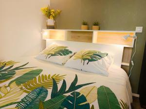 a bedroom with a bed with plants on it at Nid douillet avec vue cathédrale in Digne-les-Bains