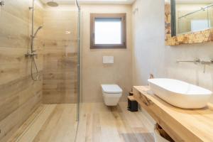 a bathroom with a shower and a sink and a toilet at Casa Gessamí Alojamiento en el Pla de l'Estany in Camós +39 photos