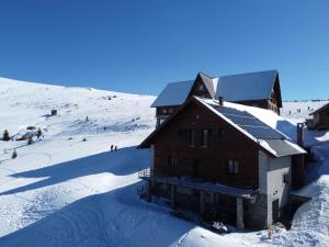 米克山Cabana СUNTU的一座在雪中装有太阳能电池板的建筑