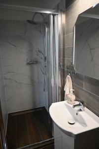 Koupelna v ubytování Cabana СUNTU + 15 fotografií