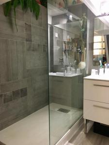 Ванная комната в Comme à la maison appart 18e Centre Ville Pierre Plantes Bohéme LGBT