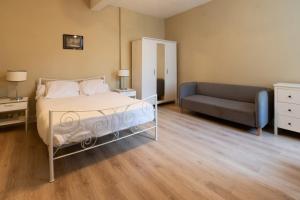Una cama o camas en una habitación de Logements À 2 PETITS PAS
