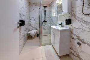 Un baño con ducha, lavabo e inodoro. en V APARTMENT 2 Futog, en Futog 8 fotos más