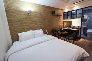 Hotel Kkuljam Stay客房内的一张或多张床位