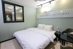 Hotel Kkuljam Stay客房内的一张或多张床位