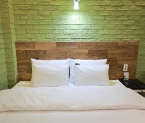 Hotel Kkuljam Stay客房内的一张或多张床位