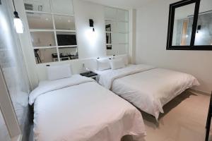 Hotel Kkuljam Stay客房内的一张或多张床位