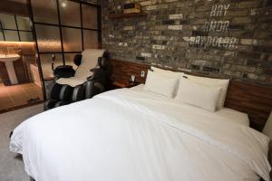 Hotel Kkuljam Stay客房内的一张或多张床位