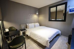 Hotel Kkuljam Stay客房内的一张或多张床位