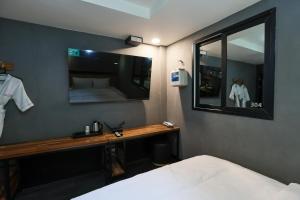Hotel Kkuljam Stay客房内的一张或多张床位
