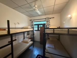 Postel nebo postele na pokoji v ubytování Dihein surf Hostel