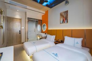 Letto o letti in una camera di Dequan Luxury Hotel Bird's Nest BranchCoffee, fruits, snacks, a gym and a laundry room are provided for free in the lobby