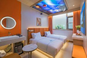 Postel nebo postele na pokoji v ubytování Dequan Luxury Hotel Bird's Nest BranchCoffee, fruits, snacks, a gym and a laundry room are provided for free in the lobby + 37 fotografií
